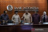 Rupiah menguat, BI perlu pertahankan bunga