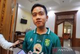 Gibran sebut belum ada instruksi lanjut dari partai terkait stiker Ganjar