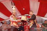 DAD anugerahi Wakapolri sebagai warga kehormatan Dayak Kalteng