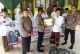 Polres Pesisir Barat salurkan bantuan Alquran ke sejumlah Ponpes