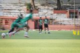 Pelatih baru Persebaya Josep Gombau pantau latihan  tim