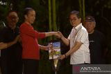 Jokowi terima buku 