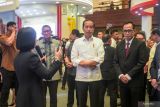 Jokowi meninjau pameran Hub Space di JCC