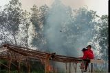 Puluhan personil berjibaku padamkan karhutla dekat  pemukiman warga OI