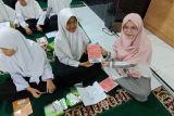 FKM Unand membagikan buku saku mari perangi anemia ke pelajar MTsS Pesantren Thawalib Padang