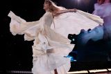 Taylor Swift peluk Travis Kelce usai konser 'Eras Tour'