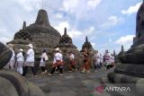 Umat Buddha berdoa untuk perdamaian Palestina di Borobudur