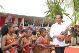 Presiden Jokowi bermain ukulele dengan para pelajar Papua