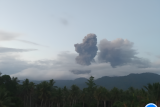 Gunung Dukono di Halmahera kembali lontarkan abu capai ketinggian 2.090 meter