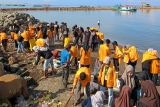 Cegah abrasi mahasiswa Universitas Negeri Makassar tanam mangrove di Takalar