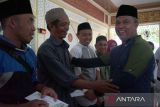 Baznas Lutim menyerahkan santunan kepada 490 marbot masjid