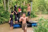 Akibat banjir, warga OKU Sumsel beraktivitas gunakan perahu