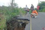 BPBD OKU Selatan sebut longsor di jalan Desa Simpang Saga makin melebar