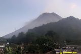 Gunung Merapi mengeluarkan belasan kali guguran lava ke Kali Bebeng