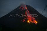 Gunung Merapi meluncurkan 10 kali guguran lava ke Kali Bebeng dan Boyong