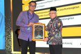 Dirut PLN meraih Green Leadership Utama Award