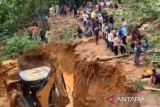 Jalan Padang-Kerinci yang tertimbun longsor sudah bisa dilewati