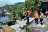 Dua ruang SMPN 1 Jenawi Karanganyar rusak parah terkena longsor