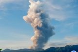 Gunung Dukono meletus lontarkan abu vulkanik setinggi 4.000 meter