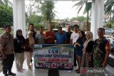 PT AMP Plantation serahkan bantuan bahan kebutuhan pokok bagi korban banjir di Agam