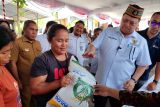 Menko Airlangga  salurkan bantuan pangan CBP di Labuan Bajo