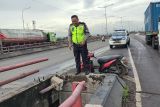 Seorang pemotor jatuh dari atas jembatan layang di Semarang