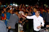 Presiden Jokowi dan Iriana bagikan kaos dan perlengkapan balita