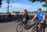 Presiden Jokowi bersepeda bareng AHY di Yogyakarta sambil menyapa masyarakat