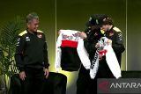 Valentino Rossi mengenakan jaket batik di launching tim VR46