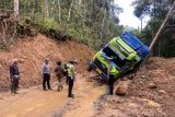 Material longsor menyebabkan kemacetan jalan lintas Liwa-Krui