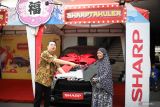 Sharp Indonesia serahkan hadiah 2 unit mobil pada pemenang Program Undian Sharp Spektakuler