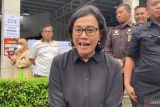 Benarkah Sri Mulyani mencoblos di AS dan beri salam satu jari? Ini faktanya!