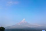 Gunung Semeru lontarkan abu setinggi 1.000 meter ke timur laut