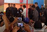 Presiden Jokowi bagikan sepeda dan berswafoto dengan warga Bitung