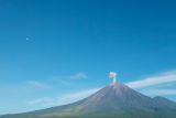 Gunung Semeru muntahkan abu vulkanik setinggi 900 meter