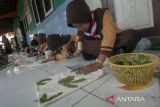 Siswa sekolah dasar belajar seni ecoprint