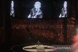 Ed Sheeran buka konser di JIS nyanyikan lagu 