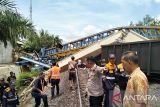 Crane jembatan layang jatuh menimpa KA, penyebabnya masih diselidiki