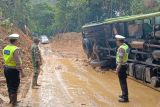 Tutup jalur di lokasi longsor Liwa-Krui