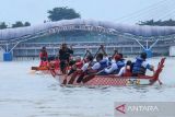 Lomba dayung perahu naga