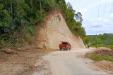 Alat berat pangkas bukit  buka jalan alternatif di lokasi longsor OKU Selatan