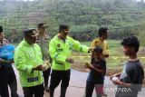 Duka warga di tengah bencana, Polres Pasaman Barat hadir bantu masyarakat di lokasi longsor Talamau (Video)