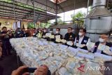 Petugas Bea Cukai musnahkan ribuan boks roti 