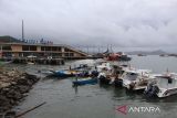 Cuaca buruk kapal dilarang berlayar ke Pulau Komodo