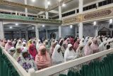 Warga ramai tarawih pertama di masjid