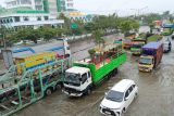 Jalur pantura Kaligawe Semarang, Jateng dilanda banjir, lalu lintas tersendat