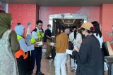 Takjil gratis buat penumpang di Bandara SMB II Palembang