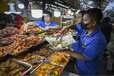 Keramaian pusat Kuliner khas Sumatera Barat di kawasan Pasar Senen Jakarta