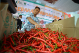 Pasar murah komoditas cabai merah di Padang