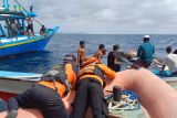 Tim SAR evakuasi lima penumpang perahu motor mati mesin di Banggai Laut